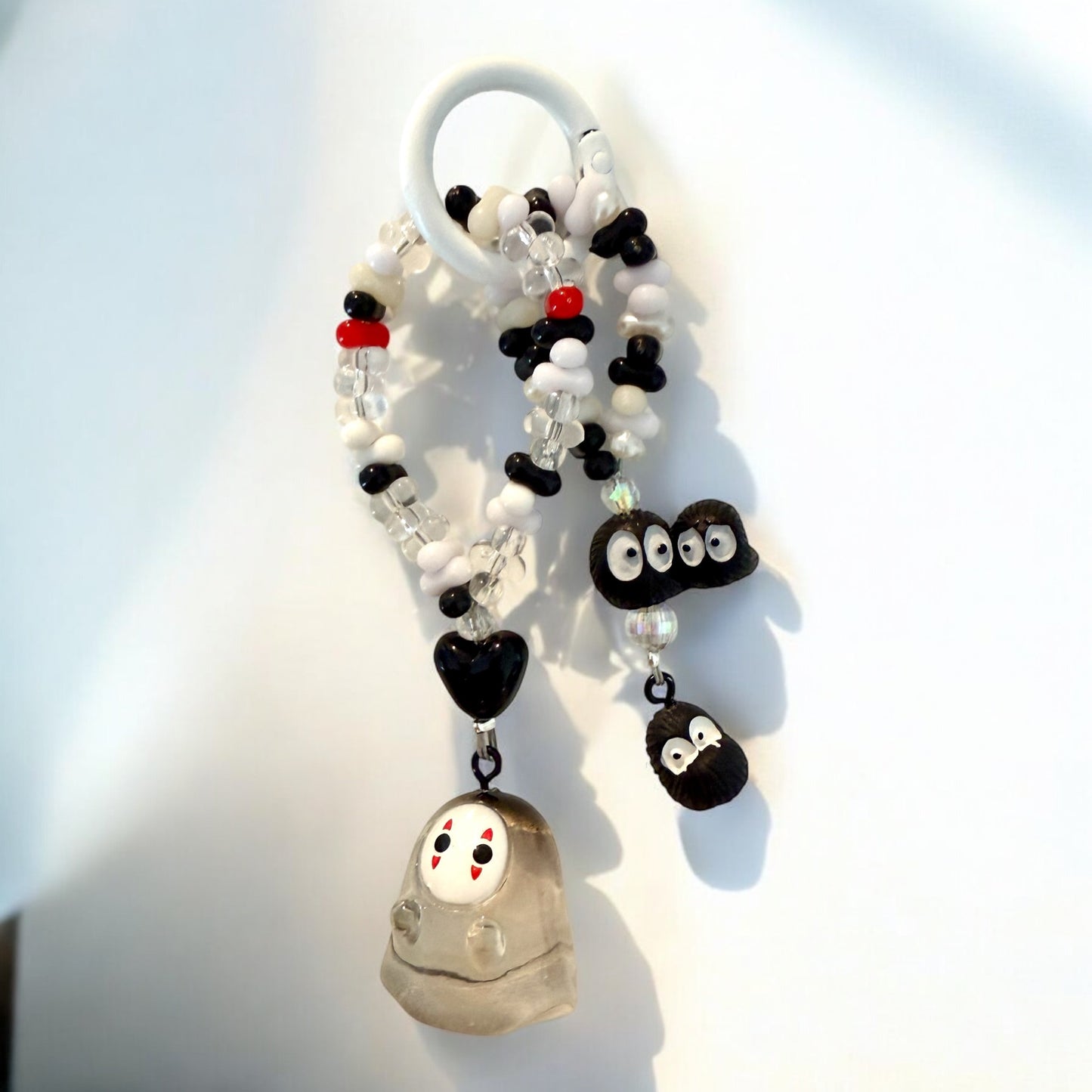 Sans-Visage & Noiraudes – Compagnons Magiques pour Sacs et Téléphones