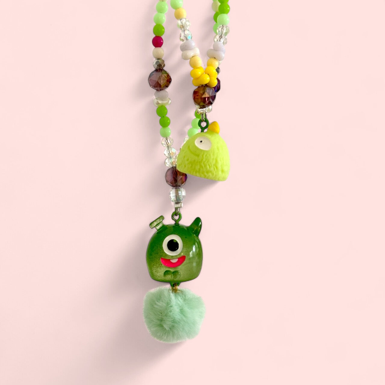 Monstre Vert & Ami Doux – Fun Ludique pour Sacs et Téléphones