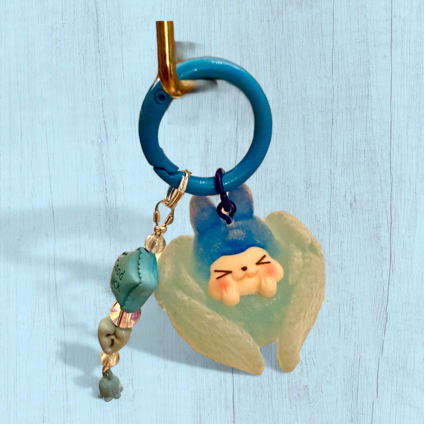 Porte-clés Kiki Angel – Édition Luminescente et Veloutée