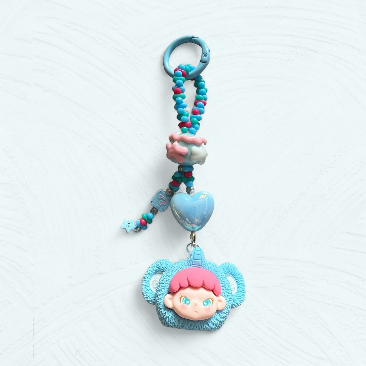Bijou de sac & attache téléphone DORA – Figurines en costume animalier fait main