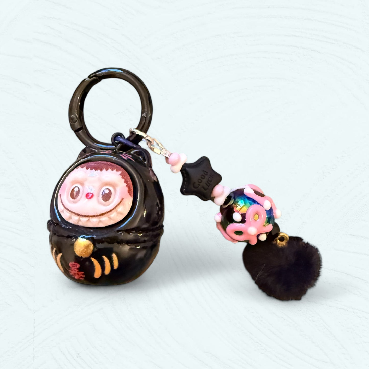 Labubu Daruma noir au look élégant et mystérieux