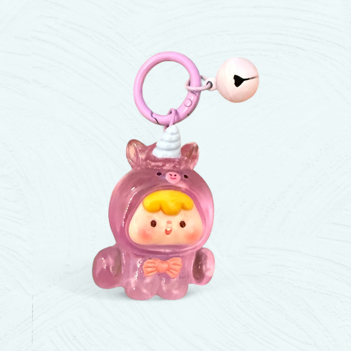 Porte-clés bébé animal en résine – costume licorne rose avec grelot rose pâle