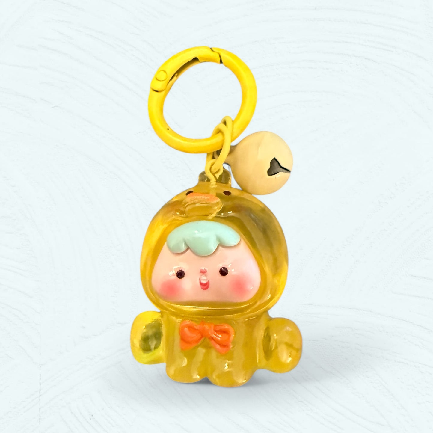 Porte-clés bébé animal en résine – costume canard jaune avec grelot crème