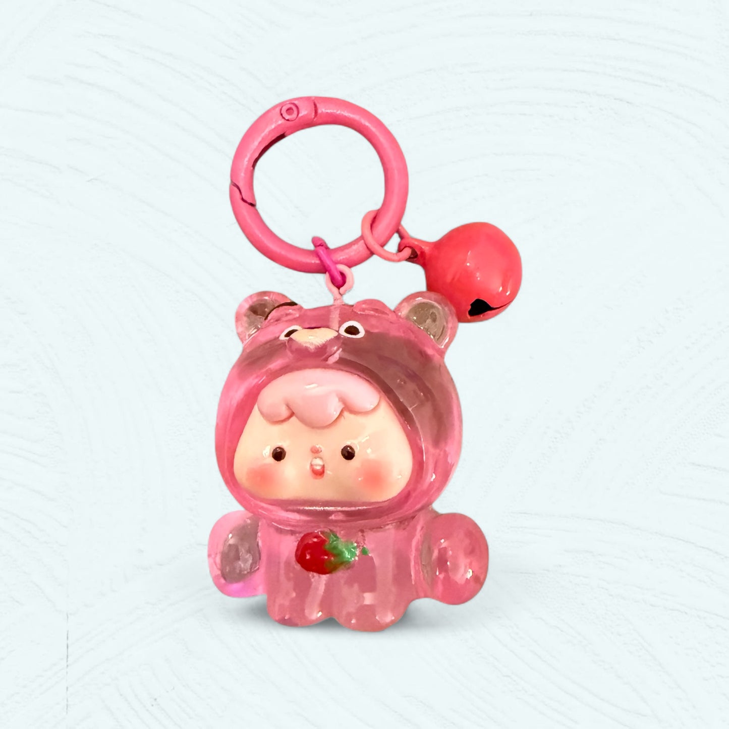 Porte-clés bébé animal en résine – costume ours fraise rose avec grelot rouge