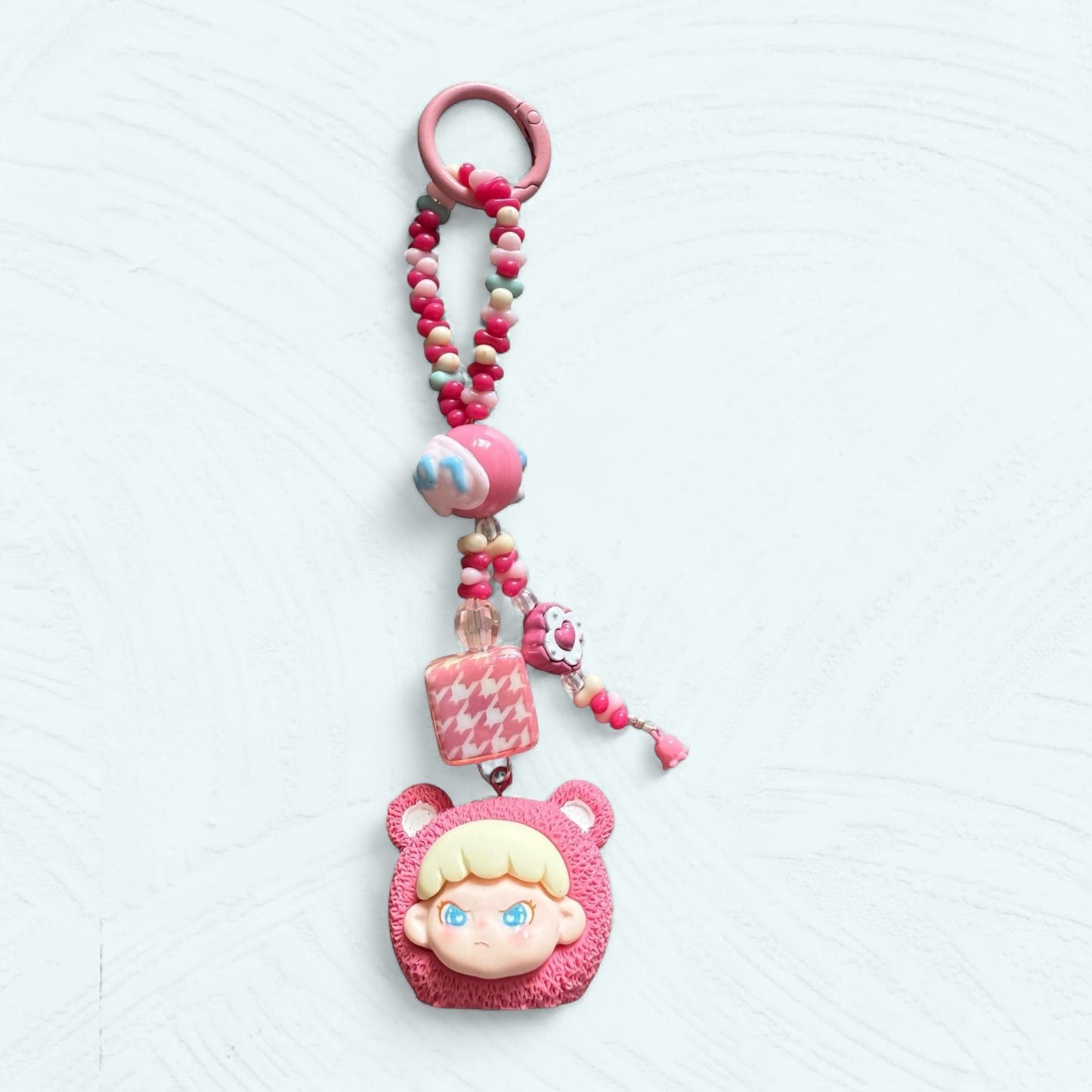 Bijou de sac & attache téléphone DORA – Figurines en costume animalier fait main