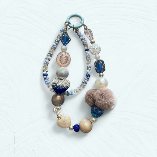 Chaîne téléphone & sac – Bleu royal, blanc et beige, avec pompons