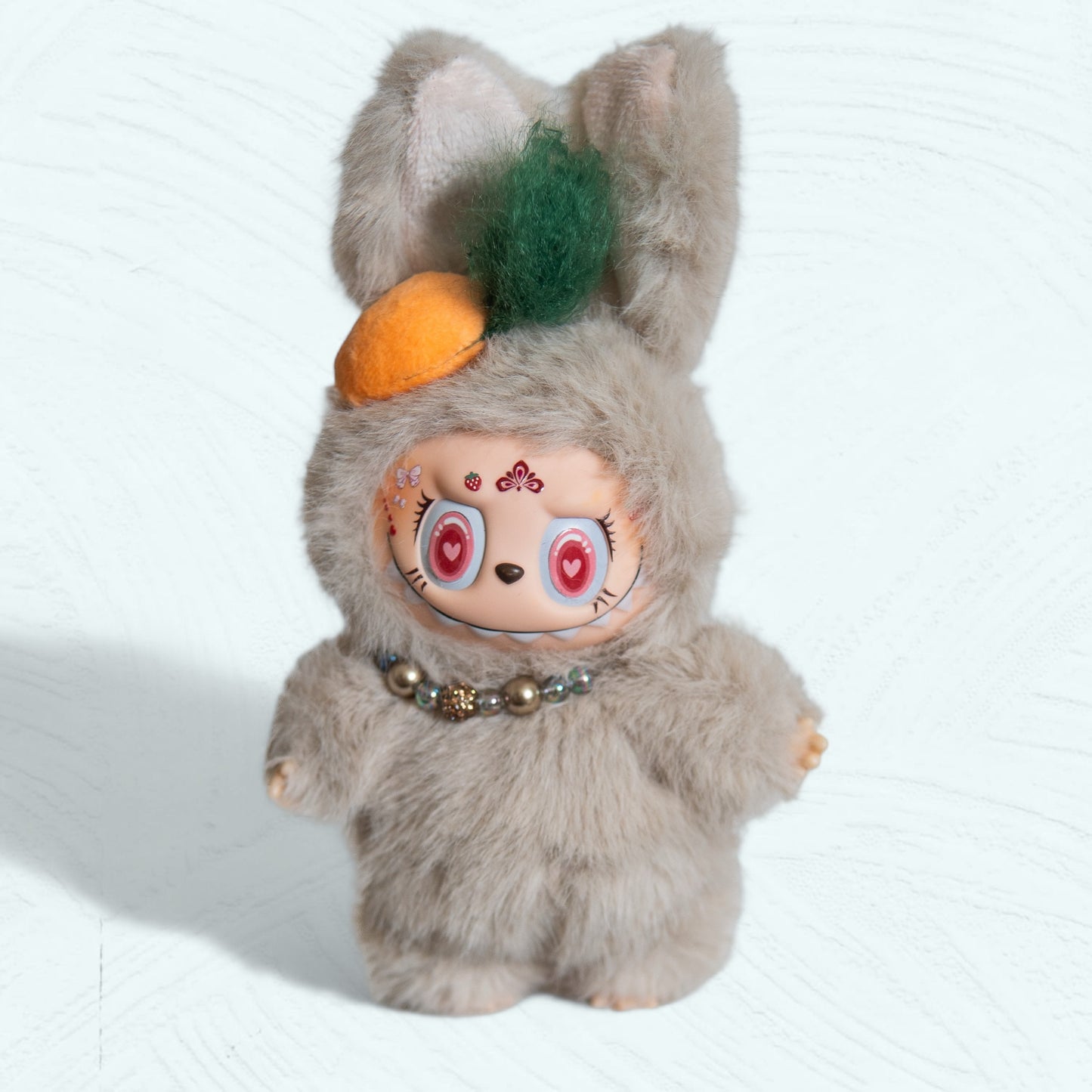 Vue de face de la figurine Labubu customisée en lapin