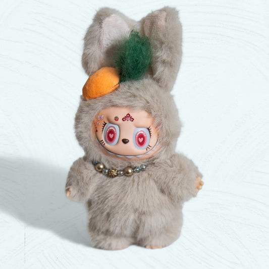Vue de face de la figurine Labubu customisée en lapin