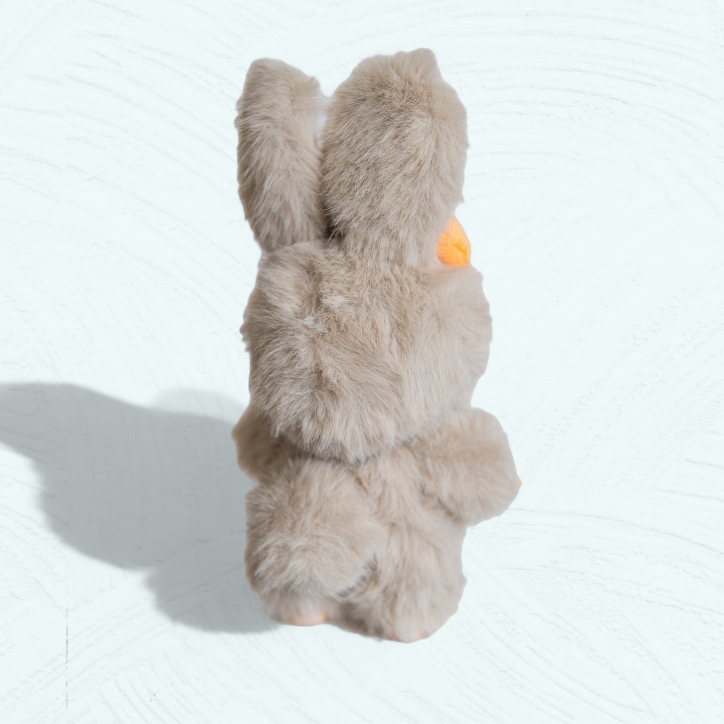 Vue arrière de la figurine en costume de lapin fait main