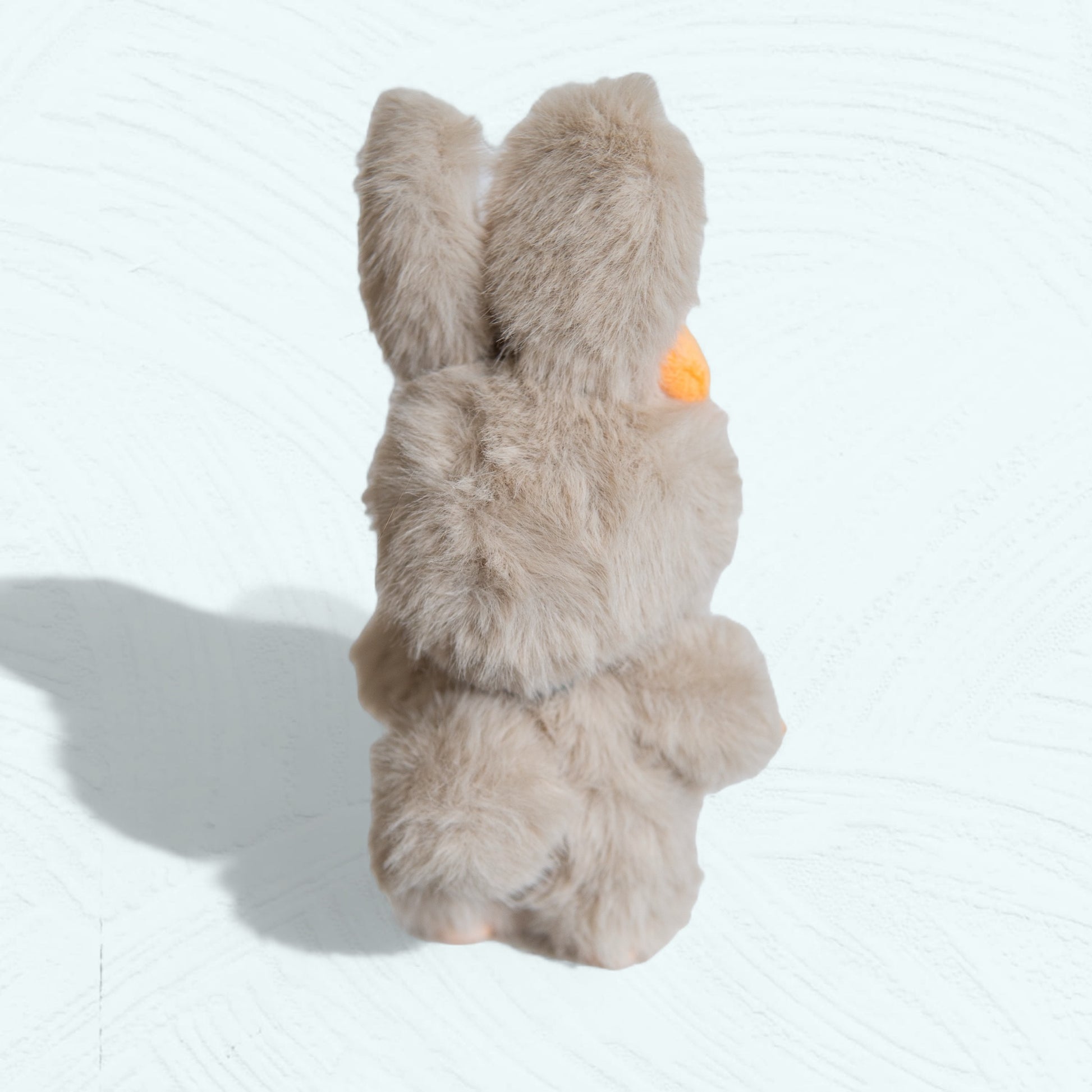 Vue arrière de la figurine en costume de lapin fait main