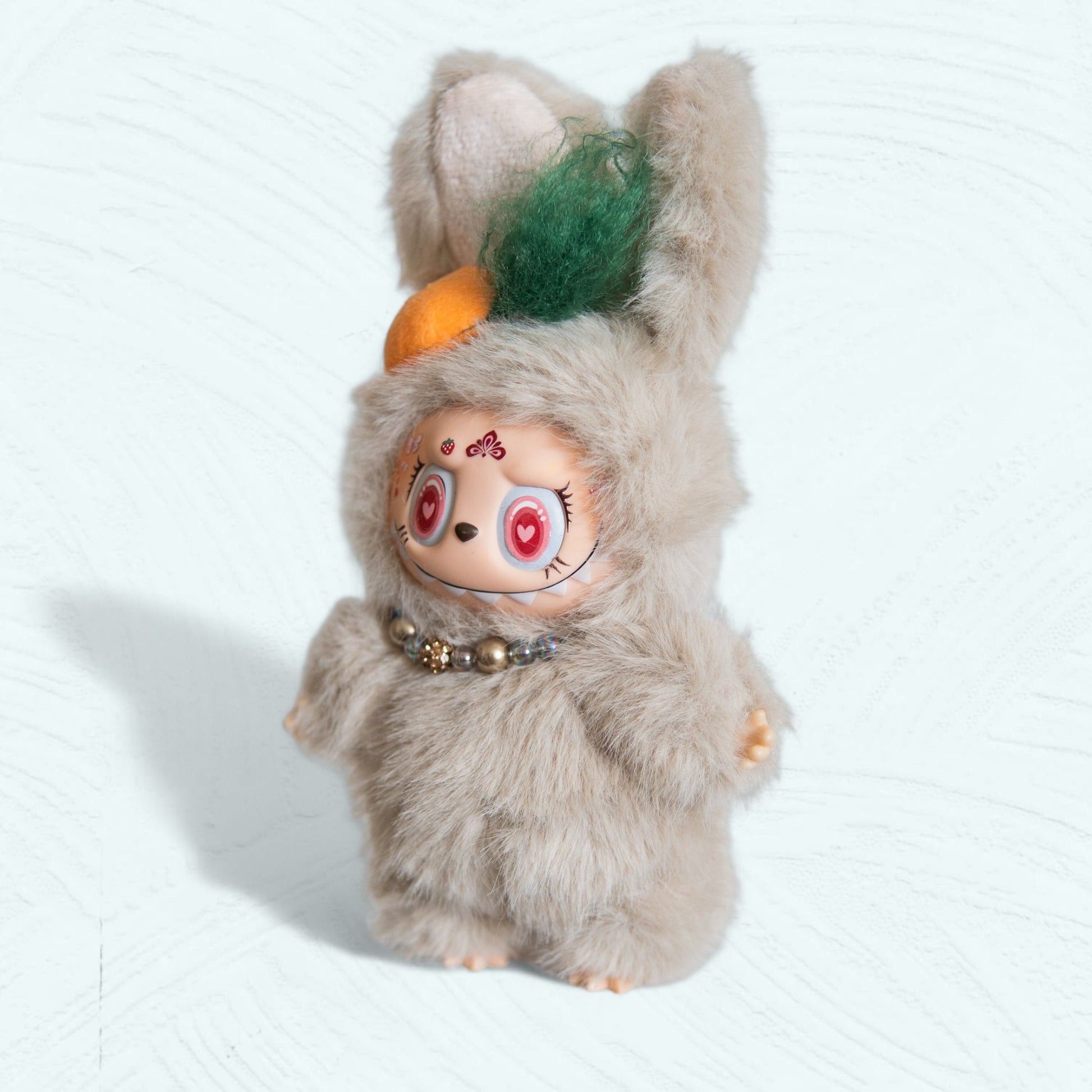 Labubu customisé en costume de lapin avec collier de perles