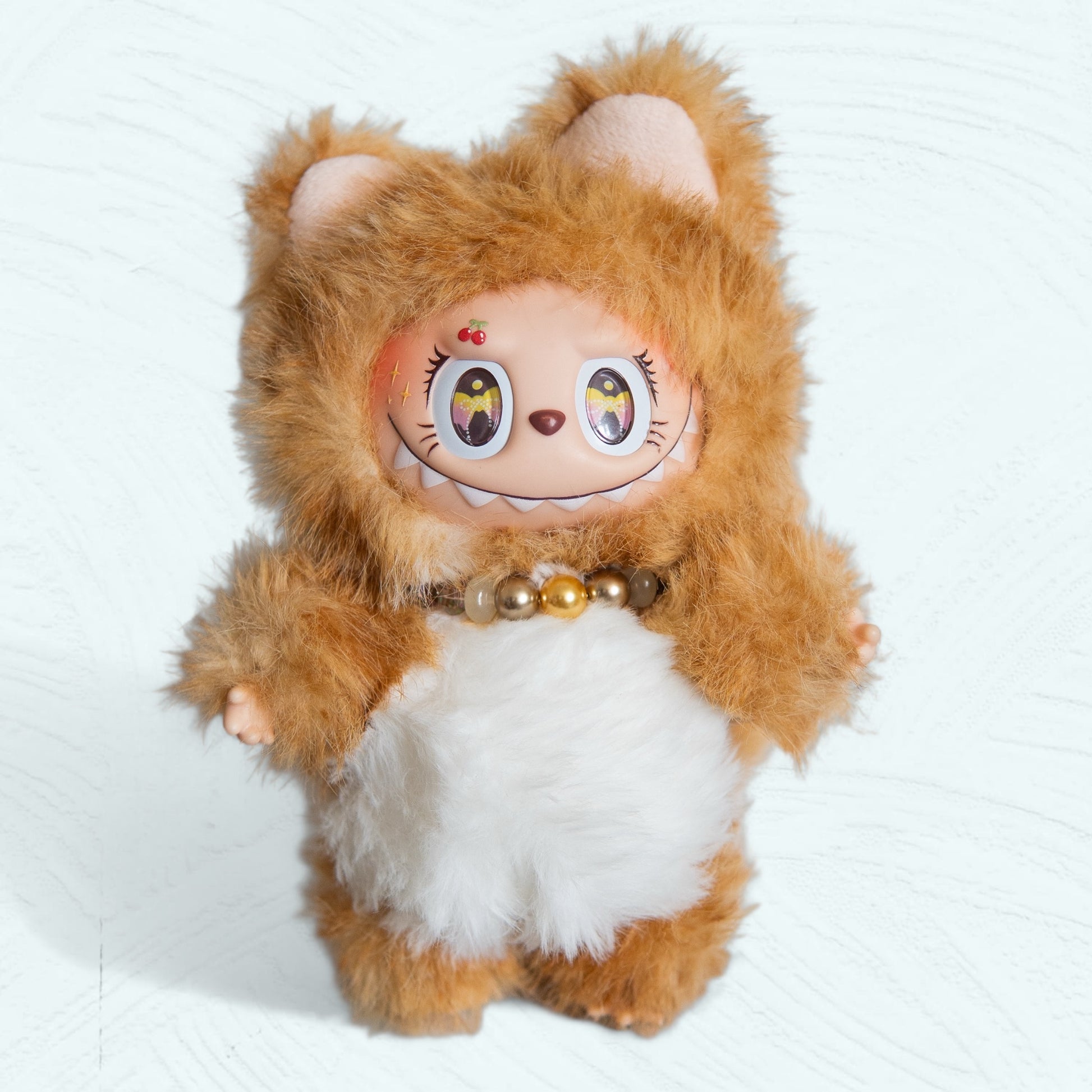 Vue de face de la figurine Labubu customisée en chat roux, costume en fourrure avec collier de perles.