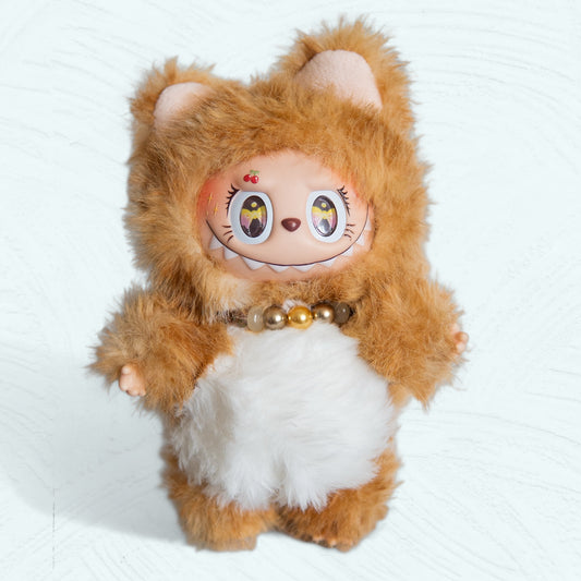 Vue de face de la figurine Labubu customisée en chat roux, costume en fourrure avec collier de perles.