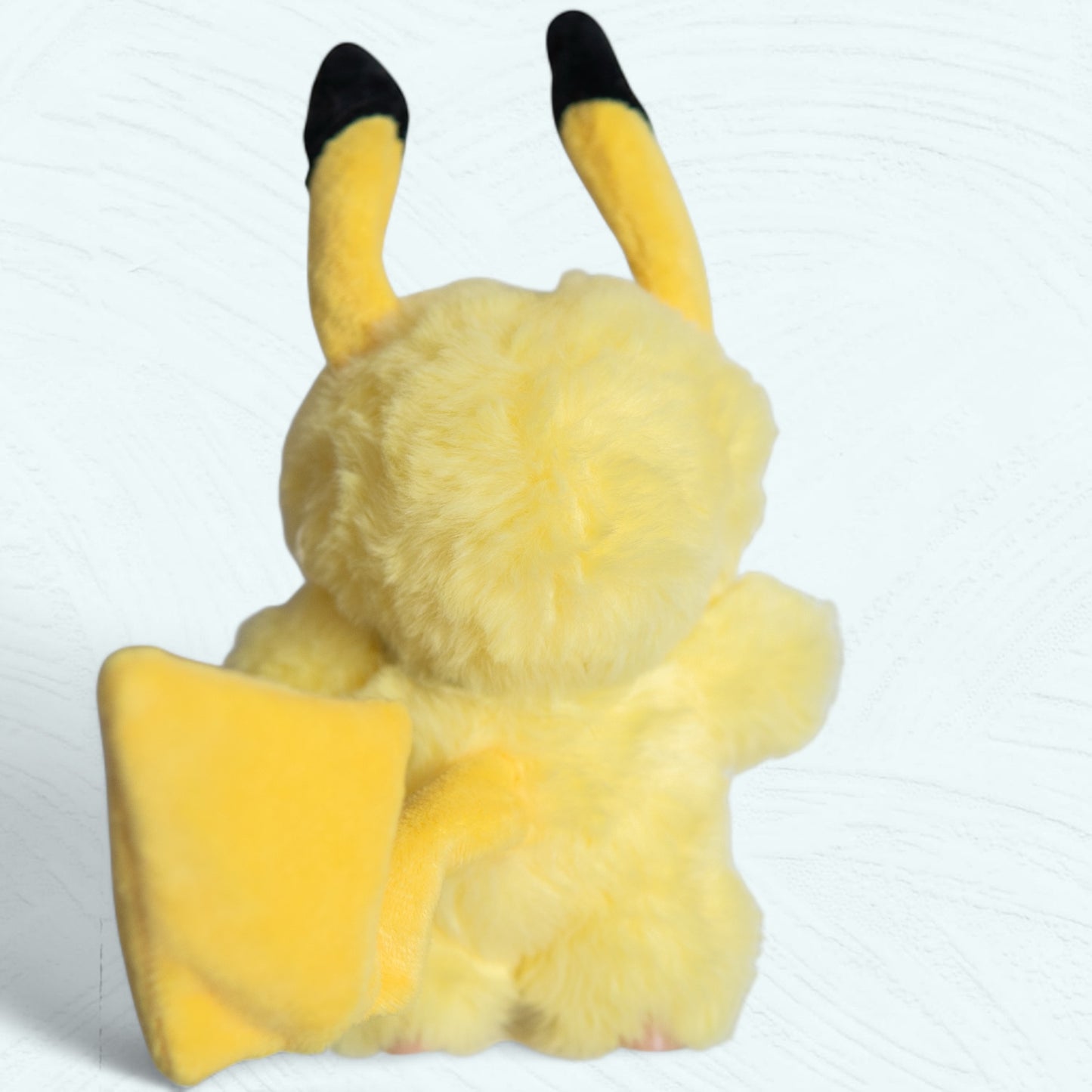 Vue arrière de la poupée Labubu avec queue jaune de Pikachu