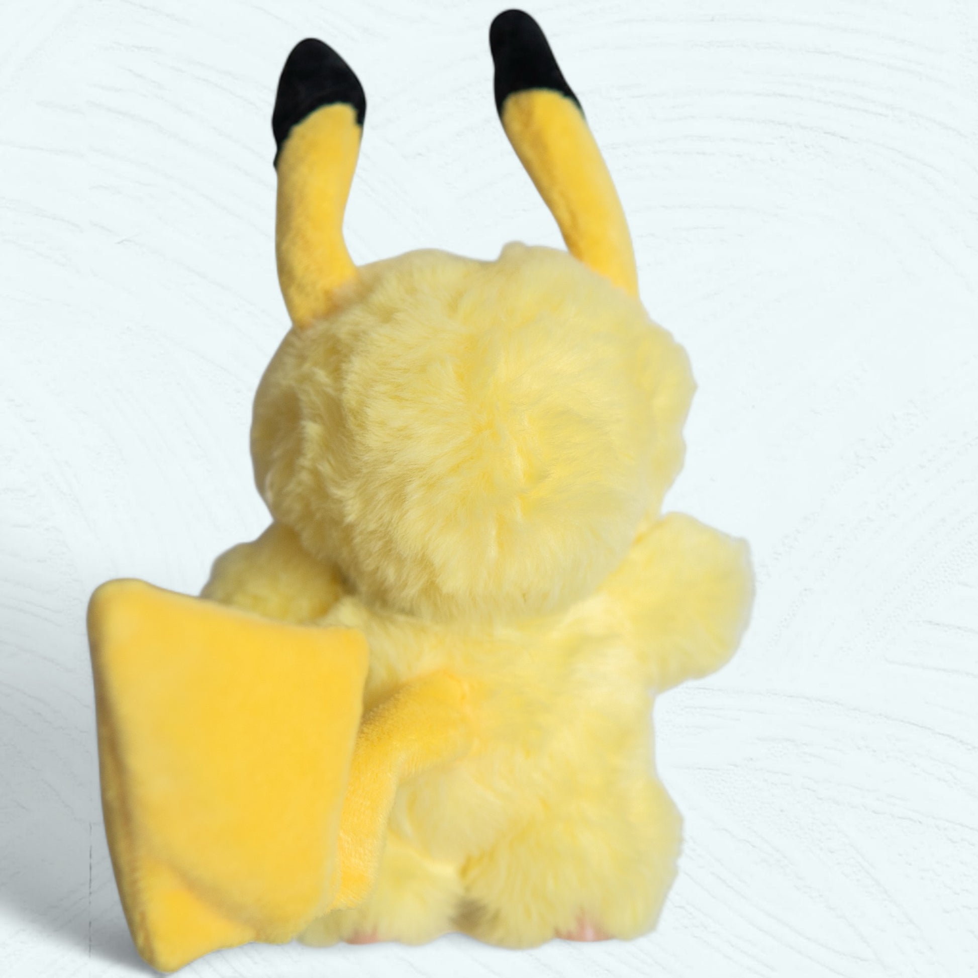 Vue arrière de la poupée Labubu avec queue jaune de Pikachu