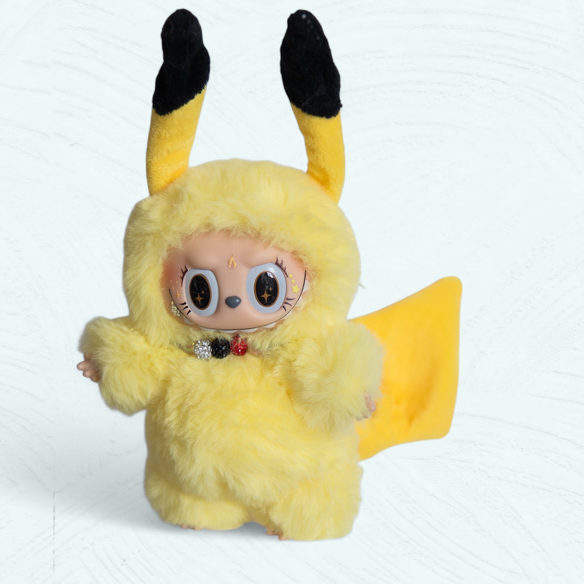 Vue complète de la poupée customisée Labubu en Pikachu, de face