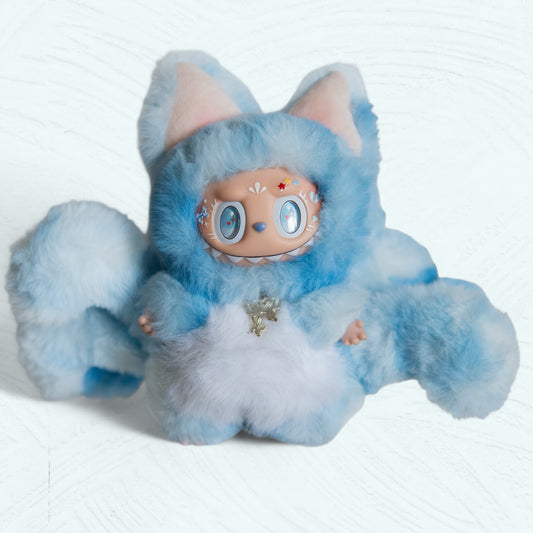 Labubu en renard bleu à neuf queues – vue de face