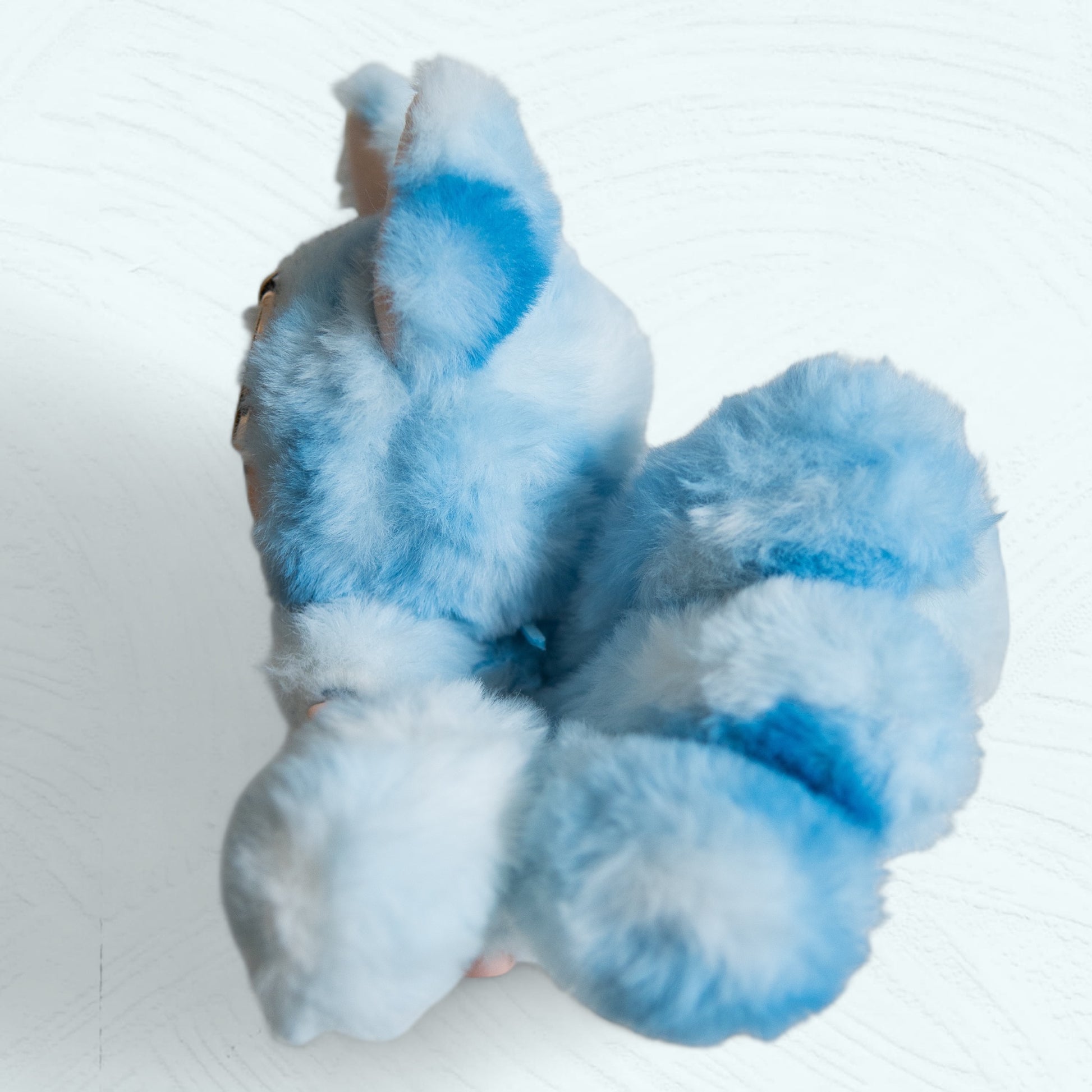 Labubu en renard bleu à neuf queues – vue de côté
