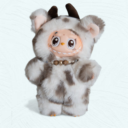 Labubu en costume de vache laitière vue de face, tenue douce en fourrure.
