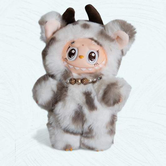 Labubu en costume de vache laitière vue de face, tenue douce en fourrure.