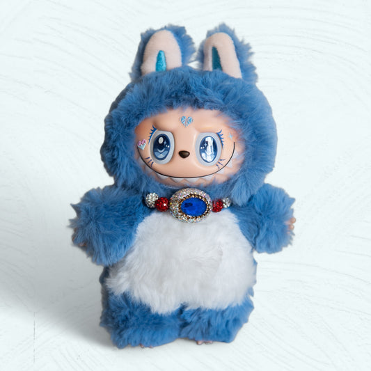 labubu déguisé en Doraemon, vue de profil
