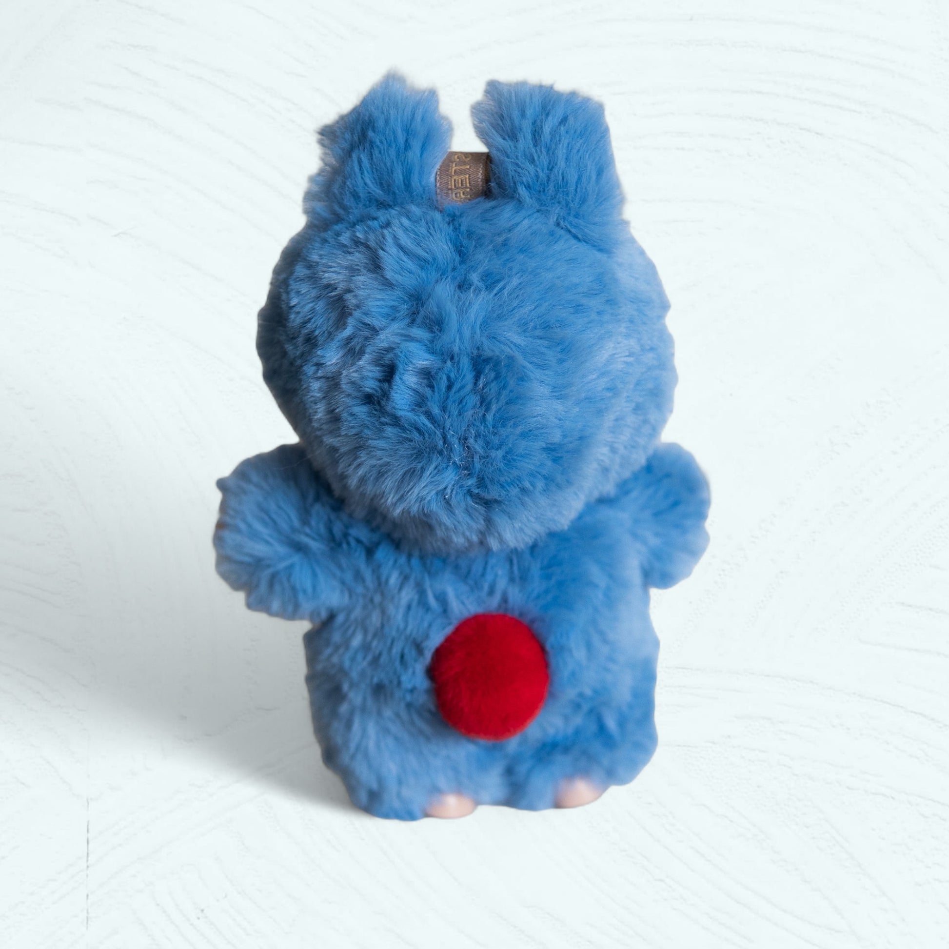 dos de labubu Doraemon avec rond rouge