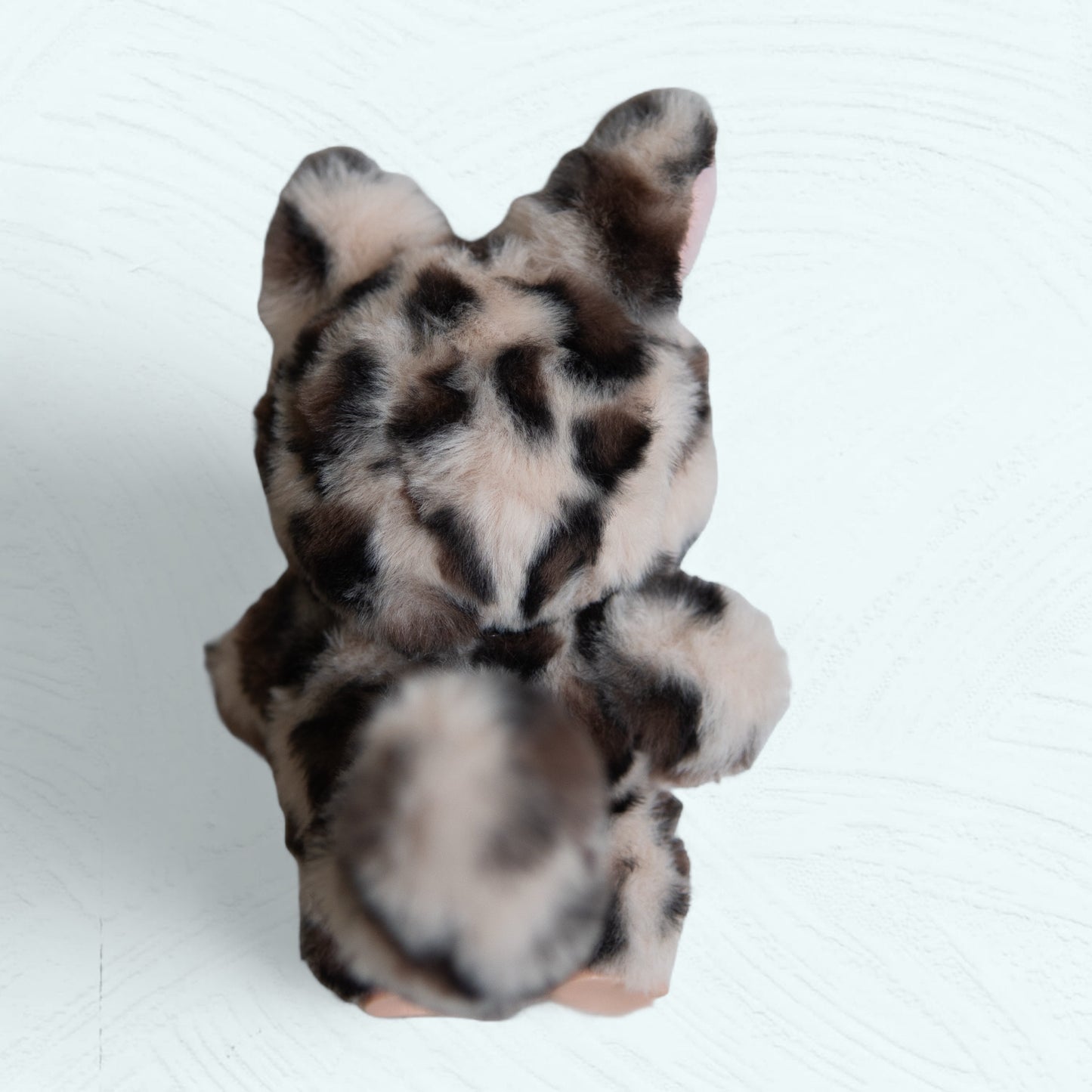 Vue arrière du Labubu costumisé en léopard, montrant les motifs de la fourrure.