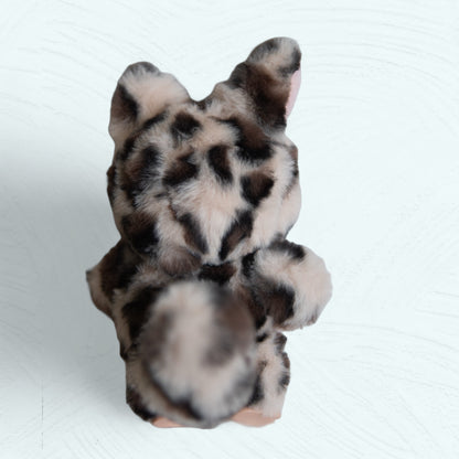 Vue arrière du Labubu costumisé en léopard, montrant les motifs de la fourrure.