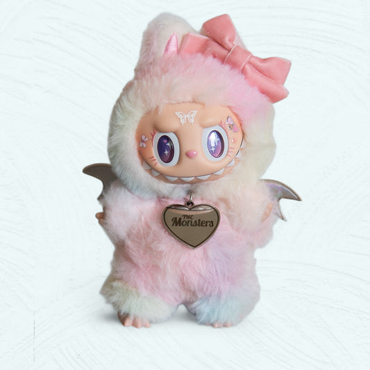 Labubu customisé en ange pastel avec fourrure arc-en-ciel et grand nœud rose vu de face.