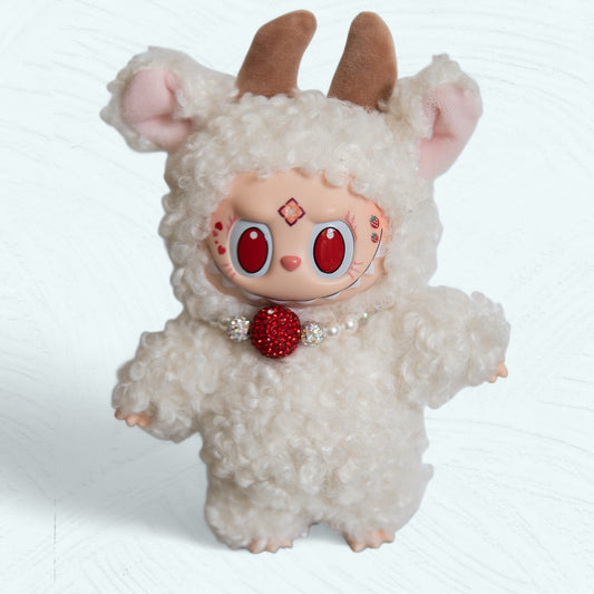 Labubu customisé en mouton blanc, vue de face avec cornes et collier rouge.