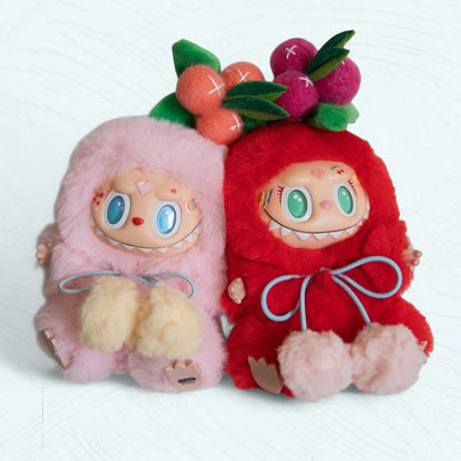 Duo de Labubu costumisés en peluche rose et rouge, reliés par un aimant.