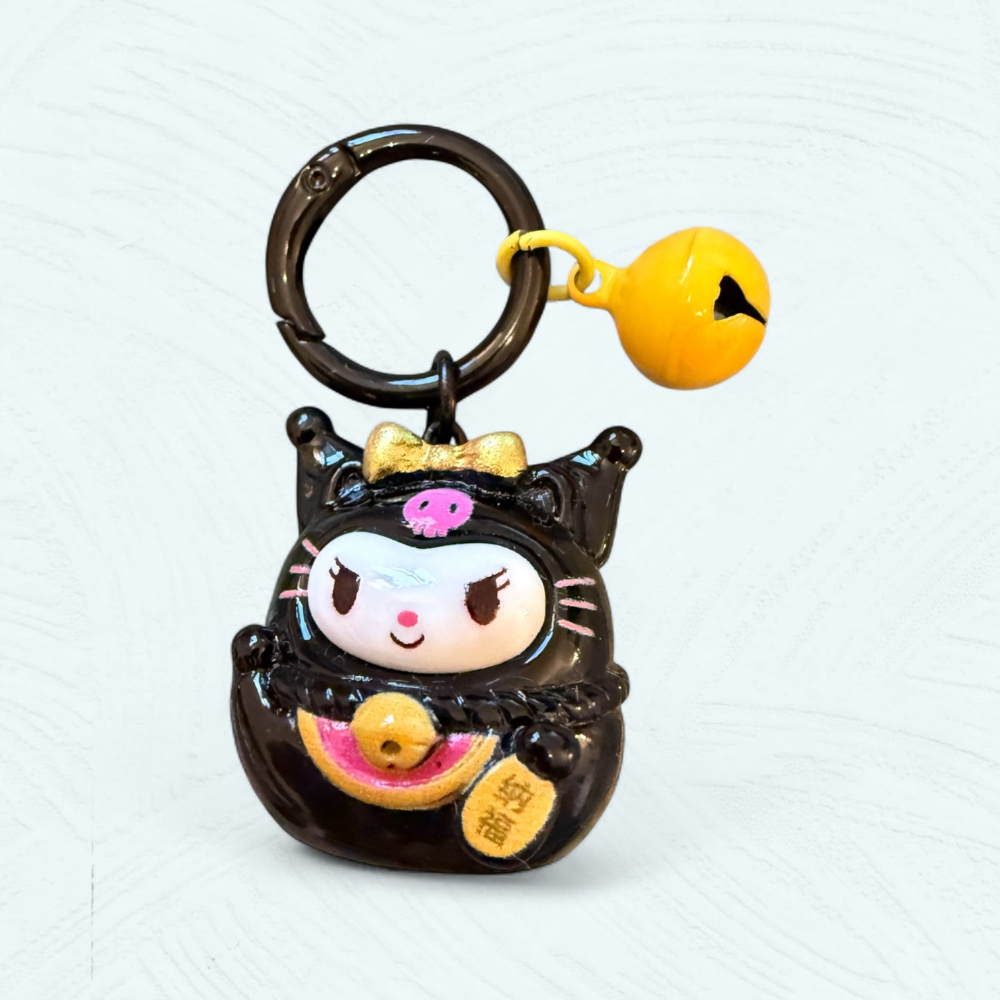 Porte-clés Daruma Kuromi, en noir avec son chapeau d’arlequin et une expression espiègle.