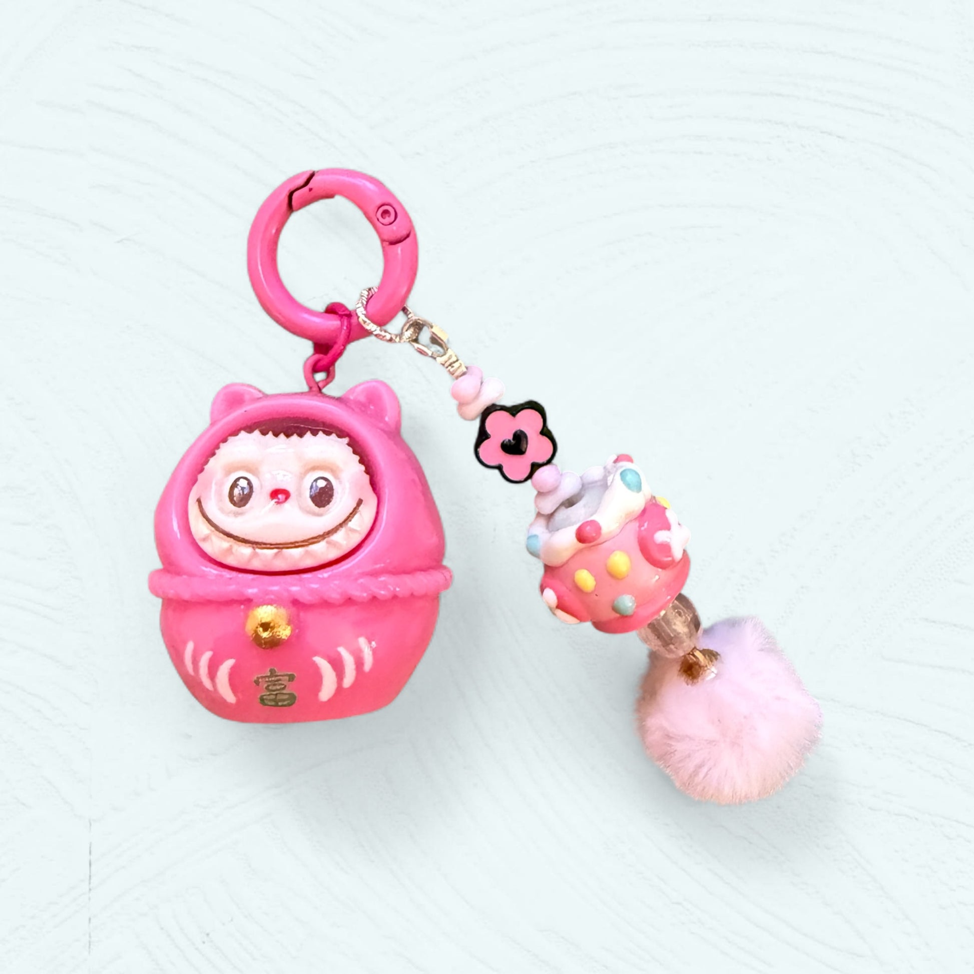 Labubu Daruma rouge vif, expression espiègle