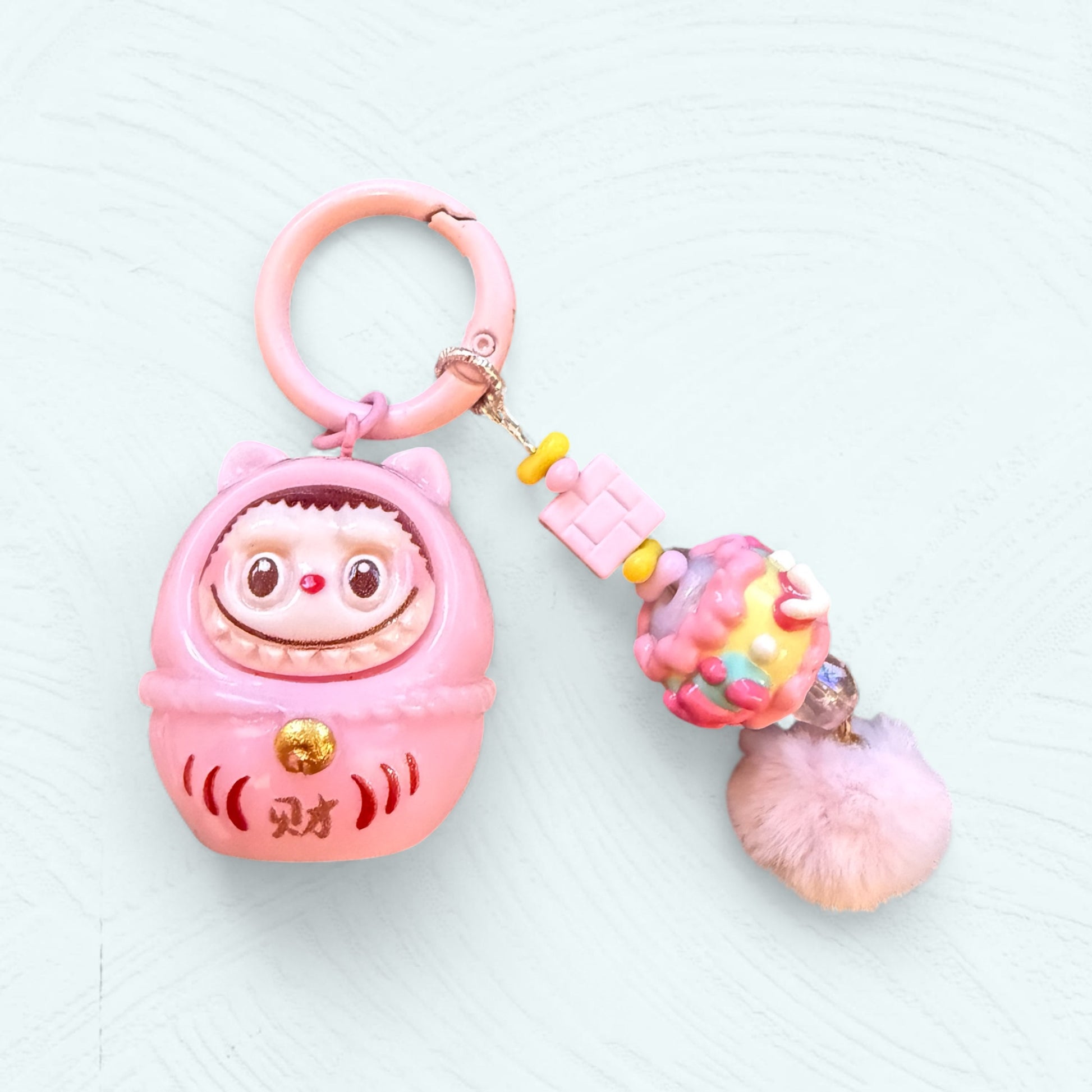 Labubu Daruma rose avec clochette assortie