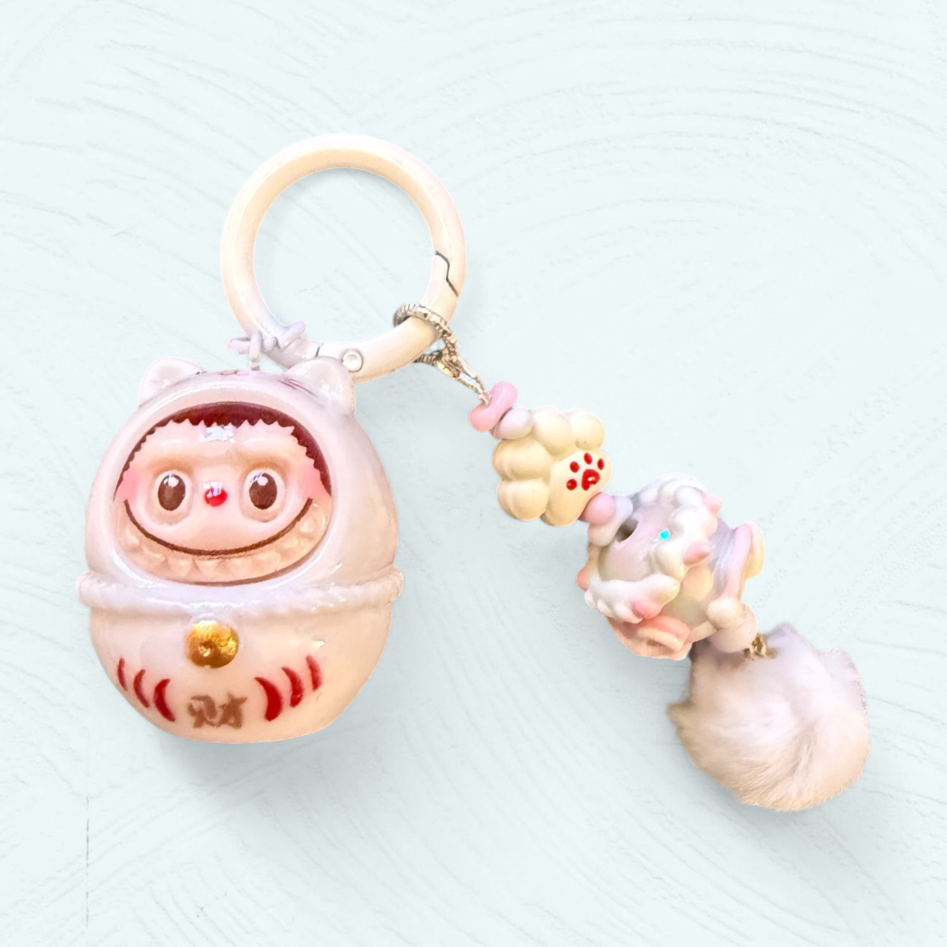 Labubu Daruma blanc avec accents pastel