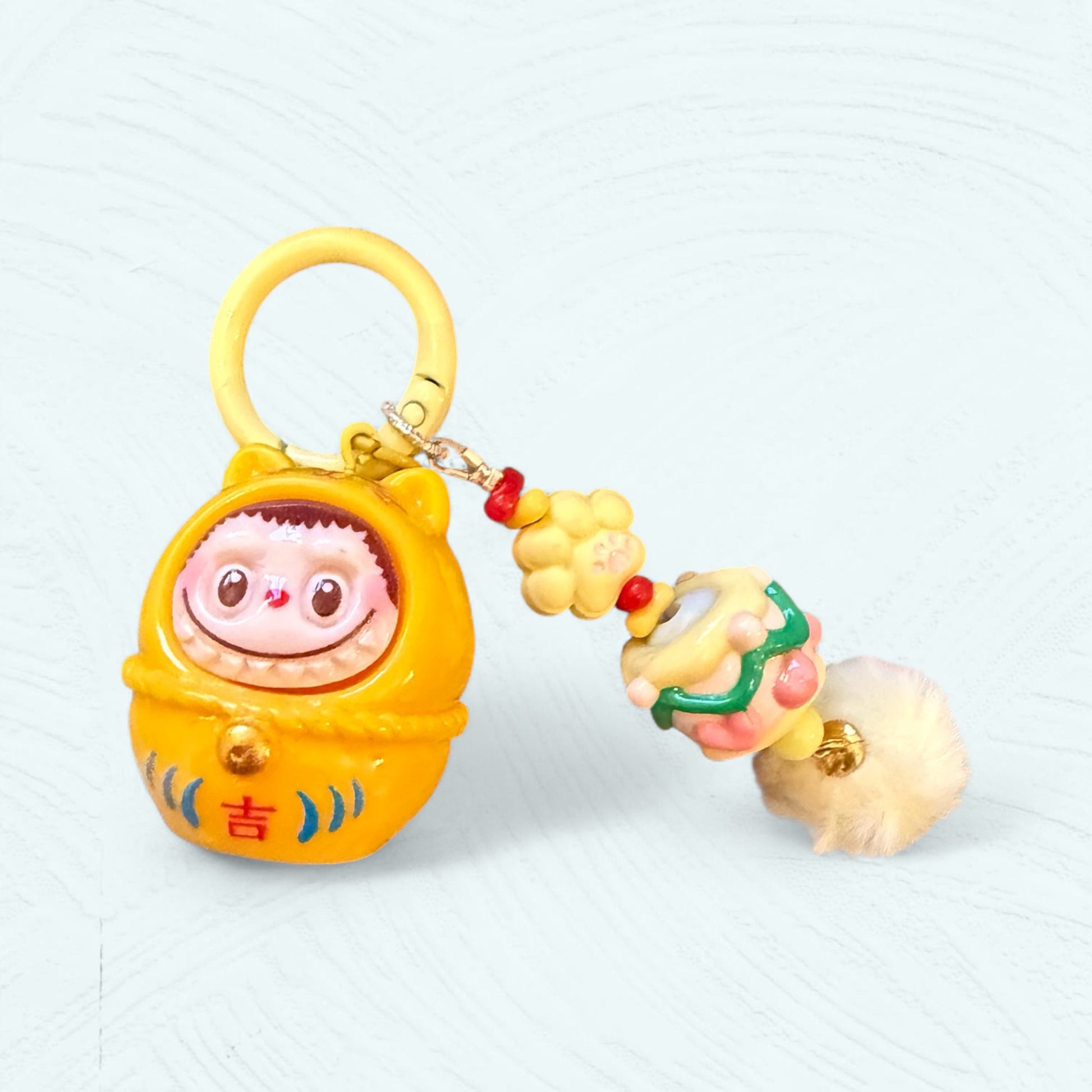 Labubu Daruma jaune avec une expression douce