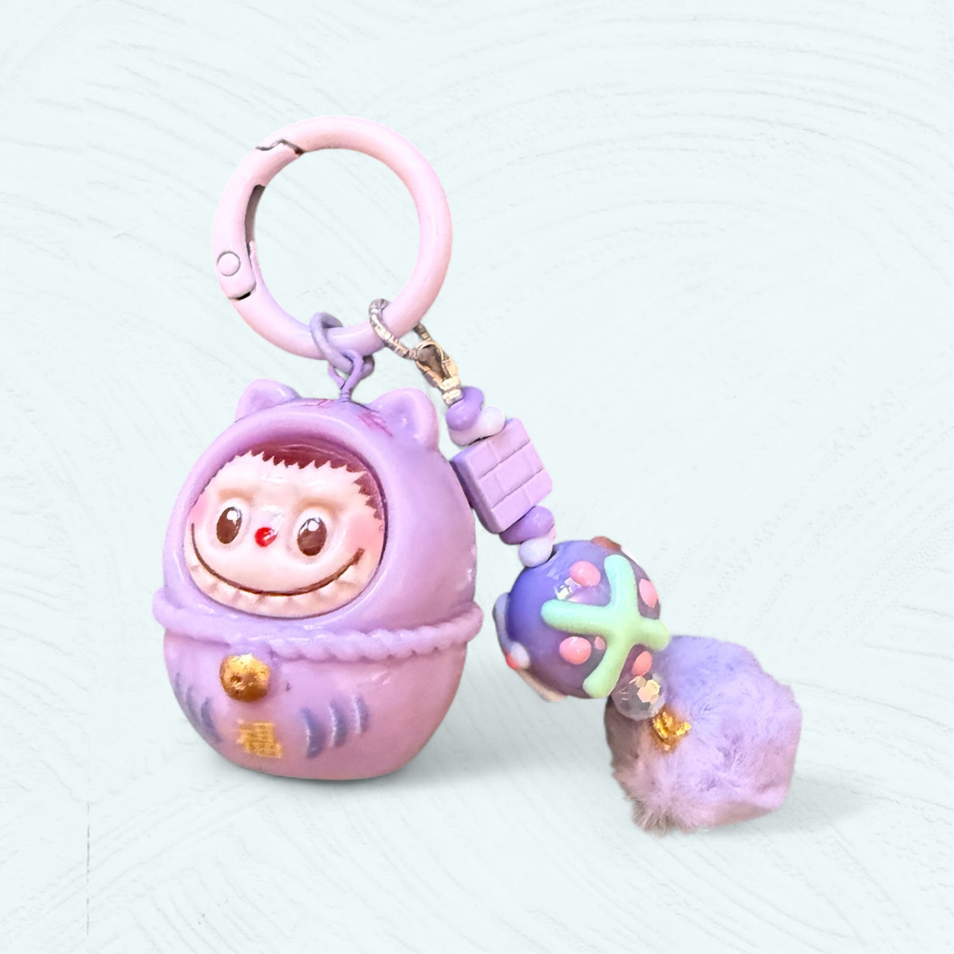 Labubu Daruma violet au style porte-bonheur