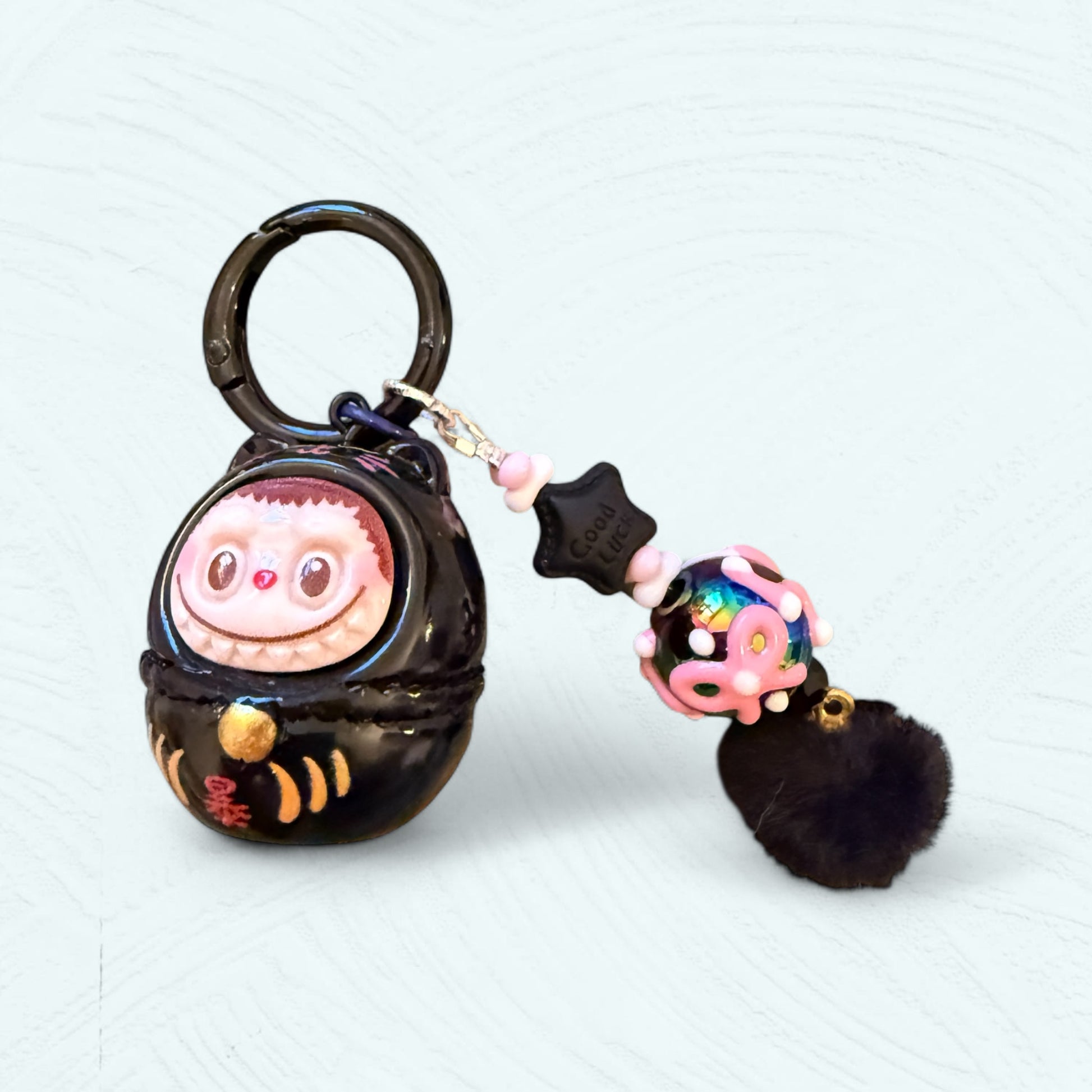 Labubu Daruma noir au look élégant et mystérieux