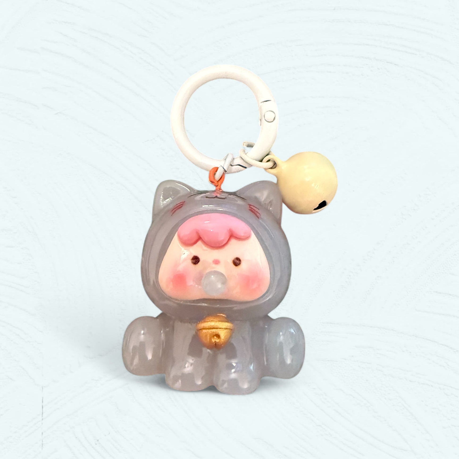 Porte-clés bébé chat gris clair avec frange rose et clochette dorée