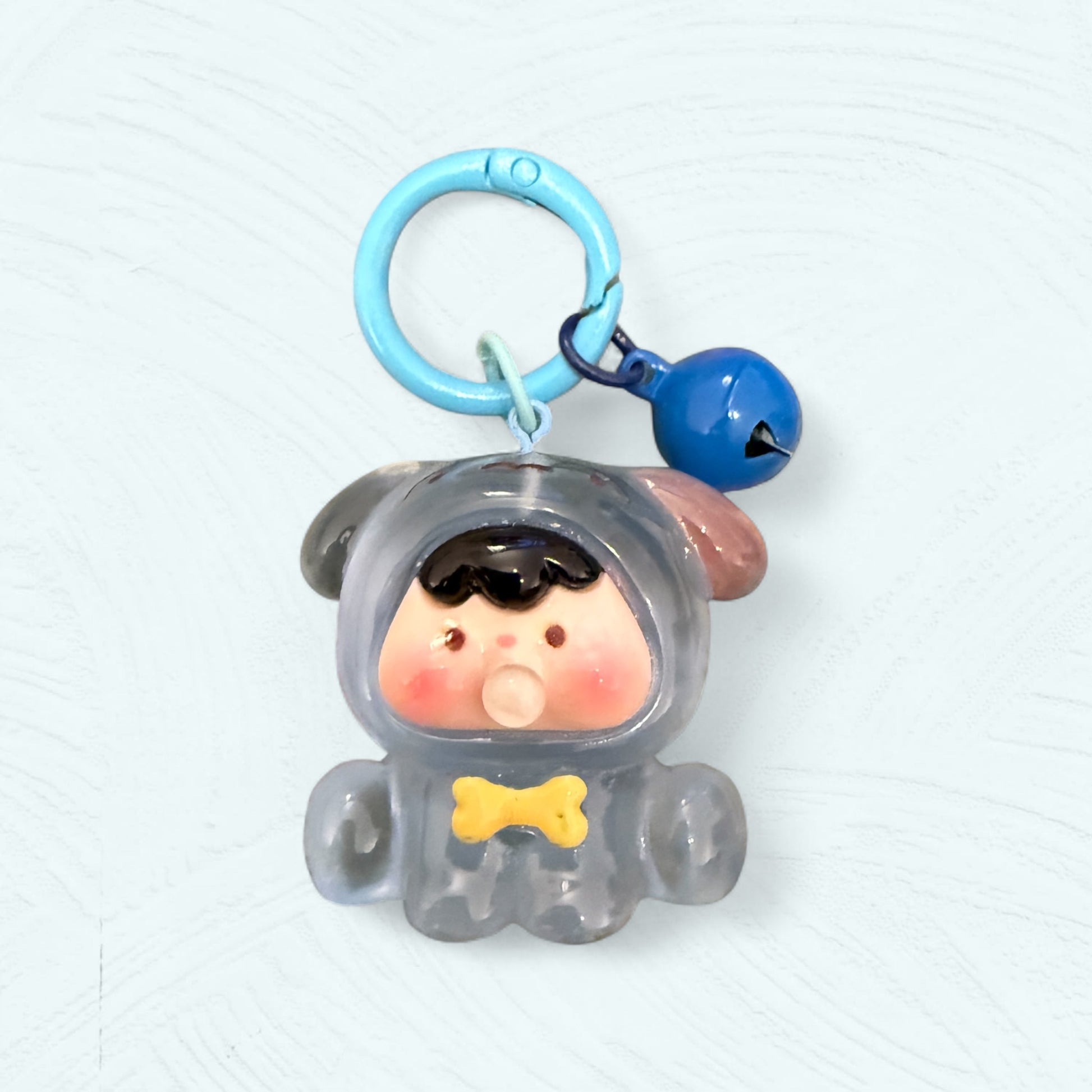 Porte-clés bébé chien gris foncé avec oreilles bicolores et os jaune