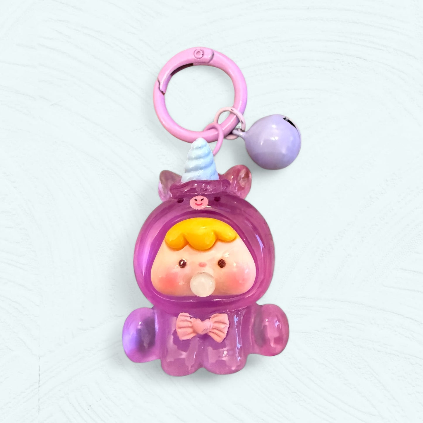 Porte-clés bébé licorne violet avec corne bleue et nœud rose