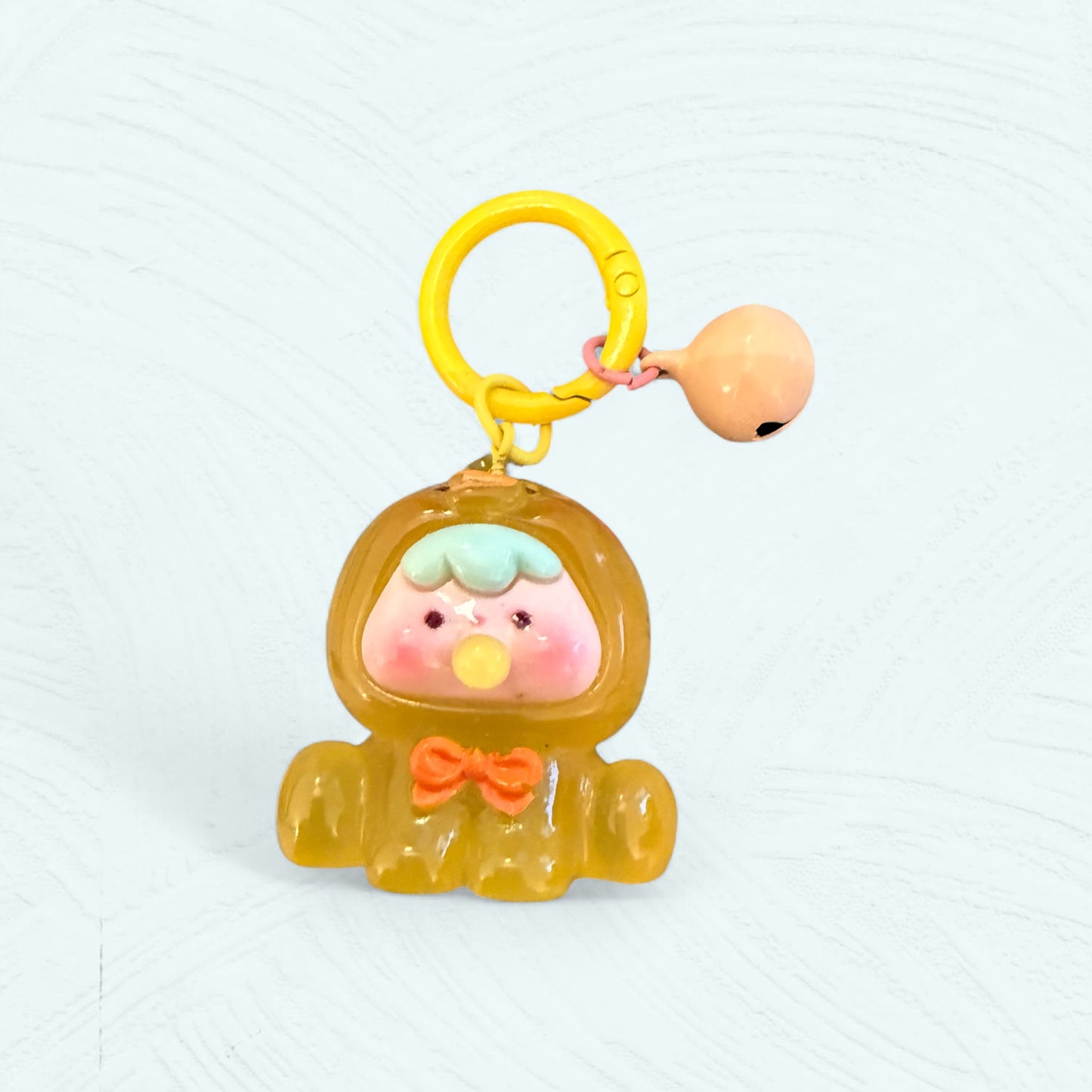 Porte-clés bébé animal jaune miel avec nœud orange et cheveux menthe