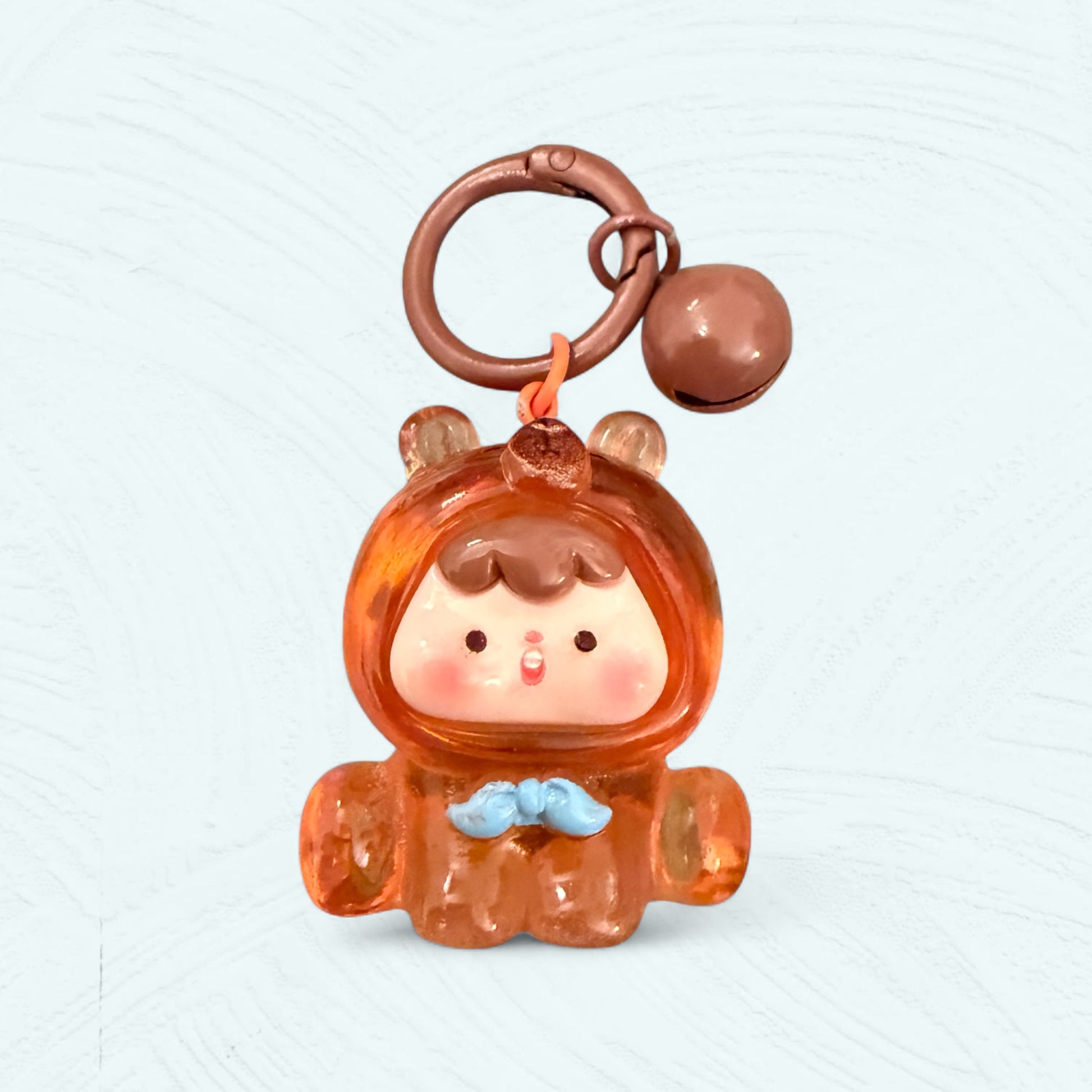 Porte-clés bébé animal en résine – costume ourson brun avec grelot cuivre