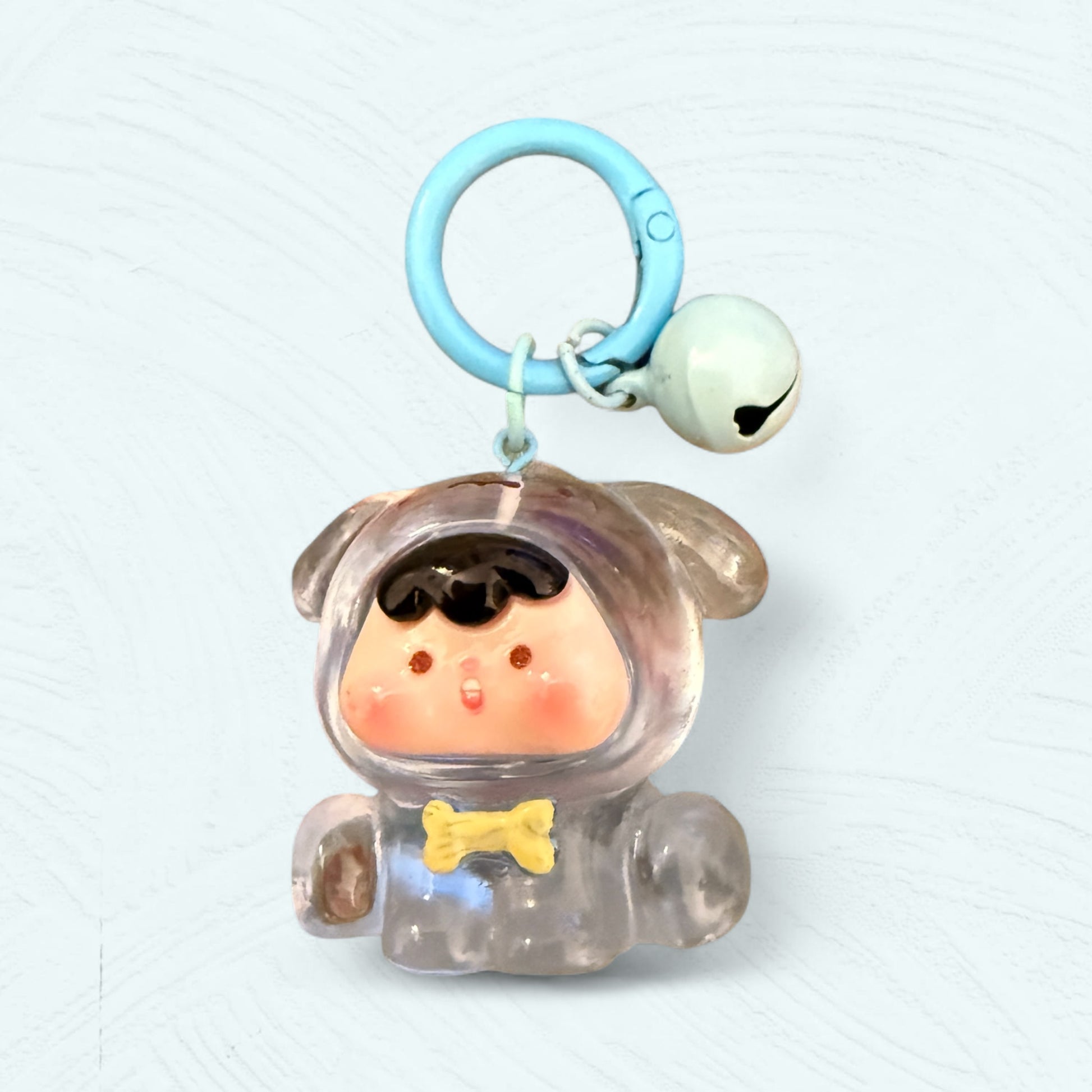 Porte-clés bébé animal en résine – costume chien bleu avec grelot bleu clair
