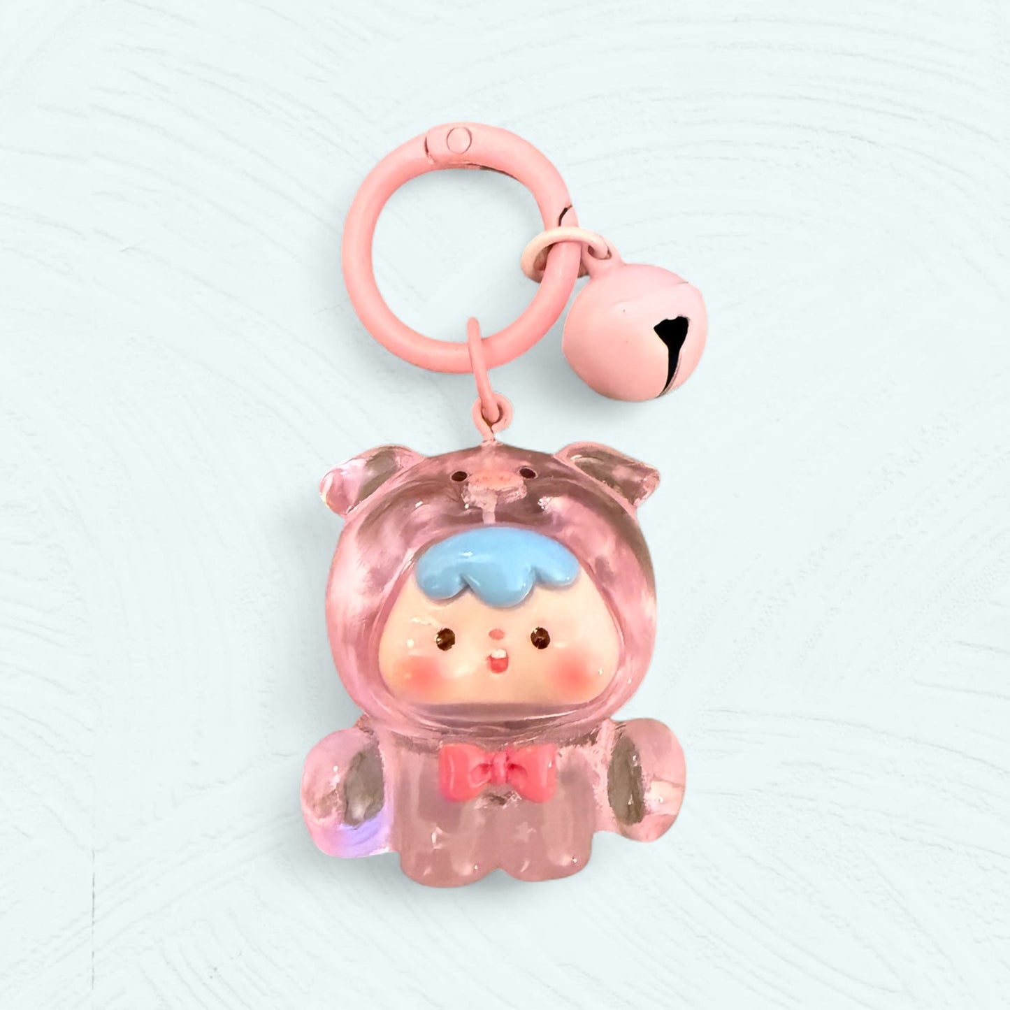 Porte-clés bébé animal en résine – costume cochon rose clair avec grelot rose clair