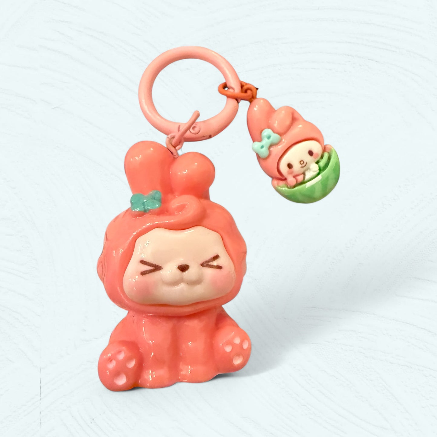 Kiki déguisé en My Melody avec un mini My Melody melon suspendu