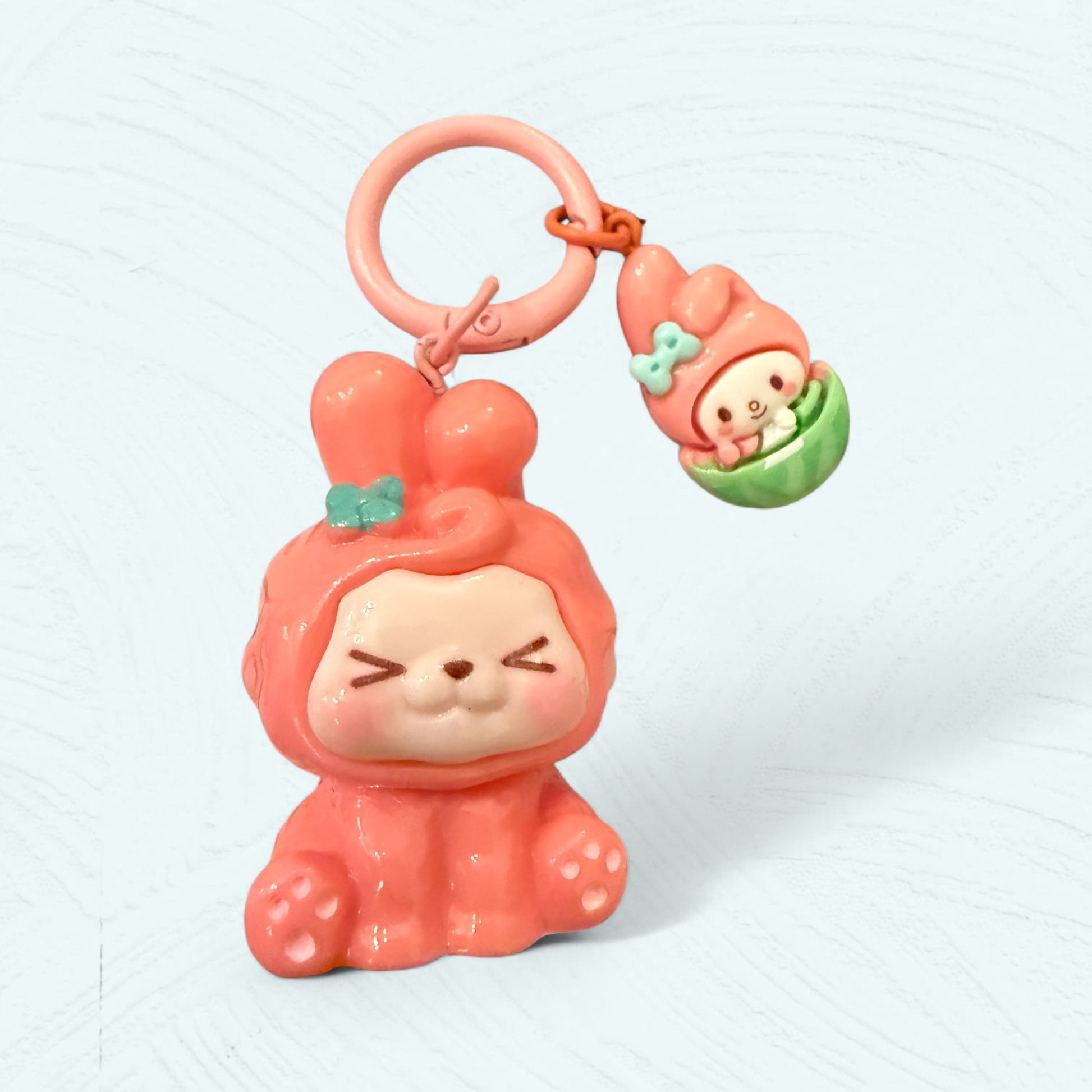 Kiki déguisé en My Melody avec un mini My Melody melon suspendu