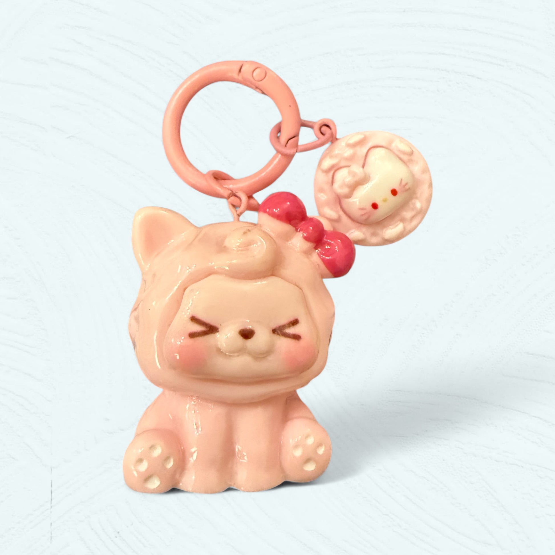 Kiki déguisé en Hello Kitty avec un mini biscuit Hello Kitty