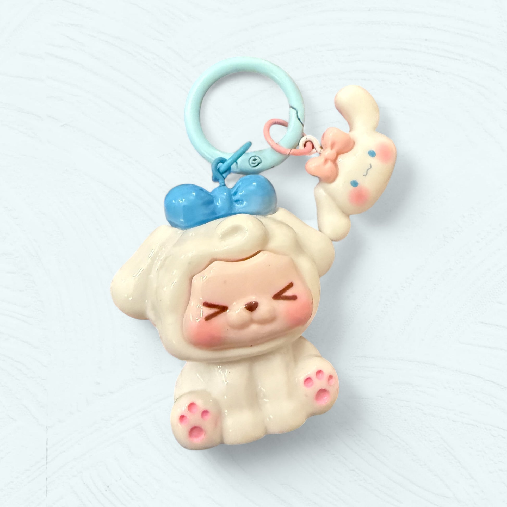 Kiki déguisé en Cinnamoroll avec un mini Cinnamoroll blanc et rose