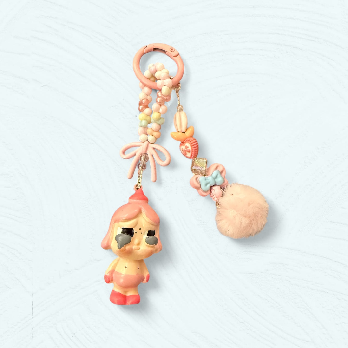Bijoux de sac Crybaby pêche – Pompon rose & perles pastel